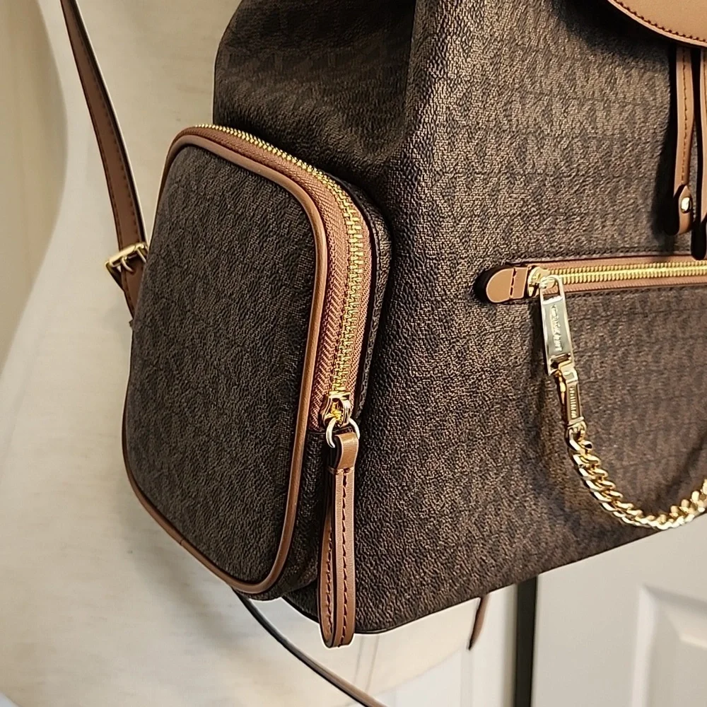 MICHAEL KORS LARGE BACK PACK.